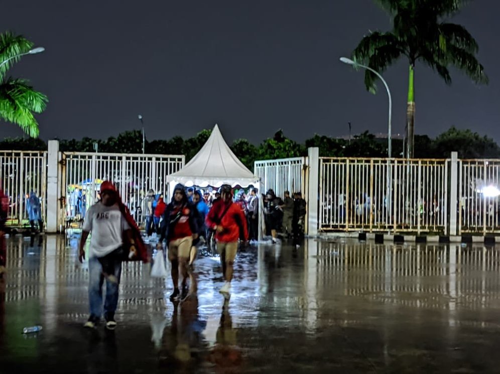 Suasana stadion Pakansari yang terguyur hujan deras sebelum laga Timnas Indonesia vs Curacao (c) Bola.net/Fitri Apriani