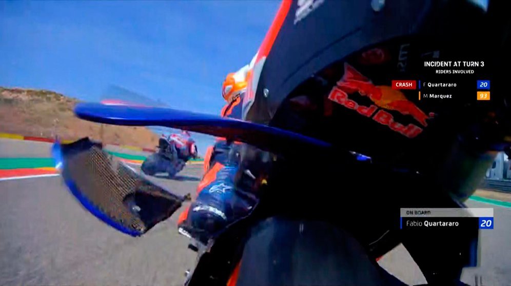 Winglet motor Fabio Quartararo tersangkut pada fender motor Marc Marquez di MotoGP Aragon 2022. (c) Dorna Sports/MotoGP.com
