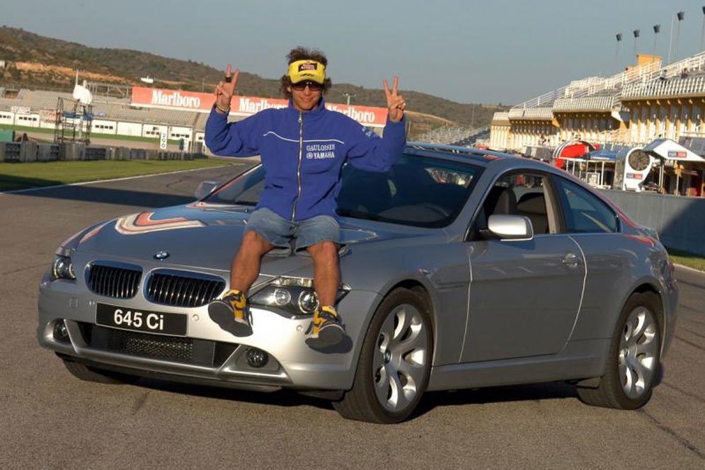 Valentino Rossi saat memenangkan BMW M Award di MotoGP 2004. (c) MotoGP.com