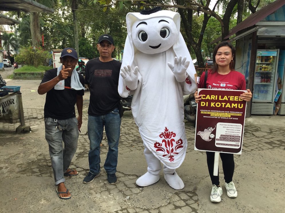 Laeeb berpose dengan pengunjung pasar sentra Antasari, Banjarmasin, Sabtu (29/10/2022) (c) SCM