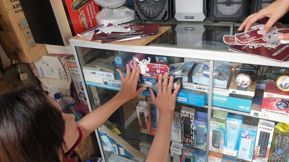 Penempelan sticker Piala Dunia 2022 di pasar sentra Antasari, Banjarmasin (c) SCM