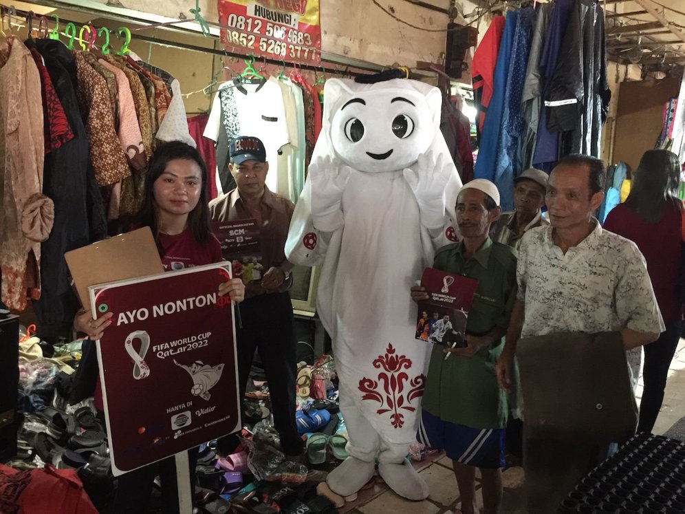 Laeeb berpose dengan pedagang pasar sentra Antasari, Banjarmasin, Sabtu (29/10/2022) (c) SCM