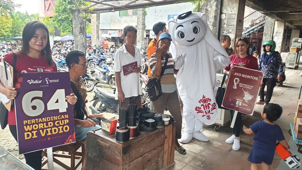 Laeeb berpose dengan pengunjung pasar sentra Antasari, Banjarmasin, Sabtu (29/10/2022) (c) SCM