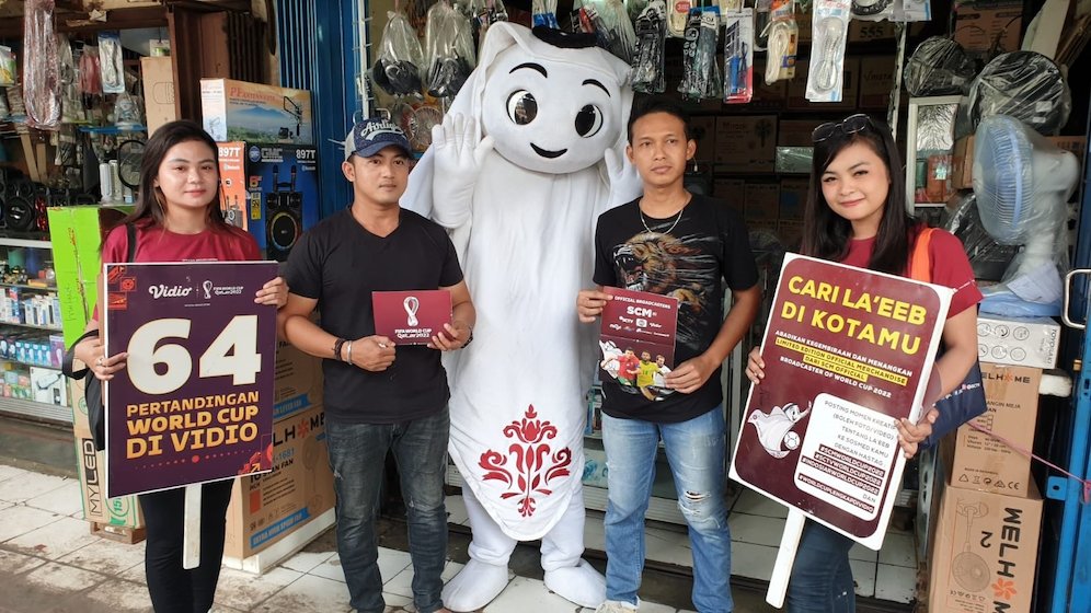 Laeeb berpose dengan pedagang pasar sentra Antasari, Banjarmasin, Sabtu (29/10/2022) (c) SCM