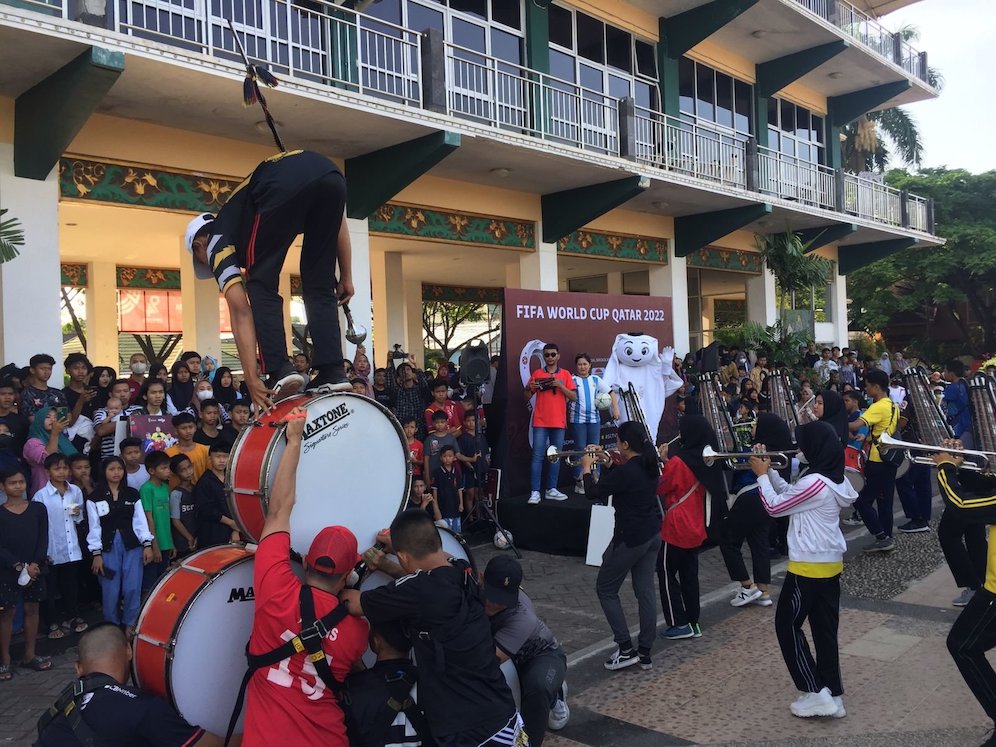 Maskot Piala Dunia 2022, Laeeb di CFD Menara Pandang bersama marching band FKPPI Banjarmasin (c) SCM