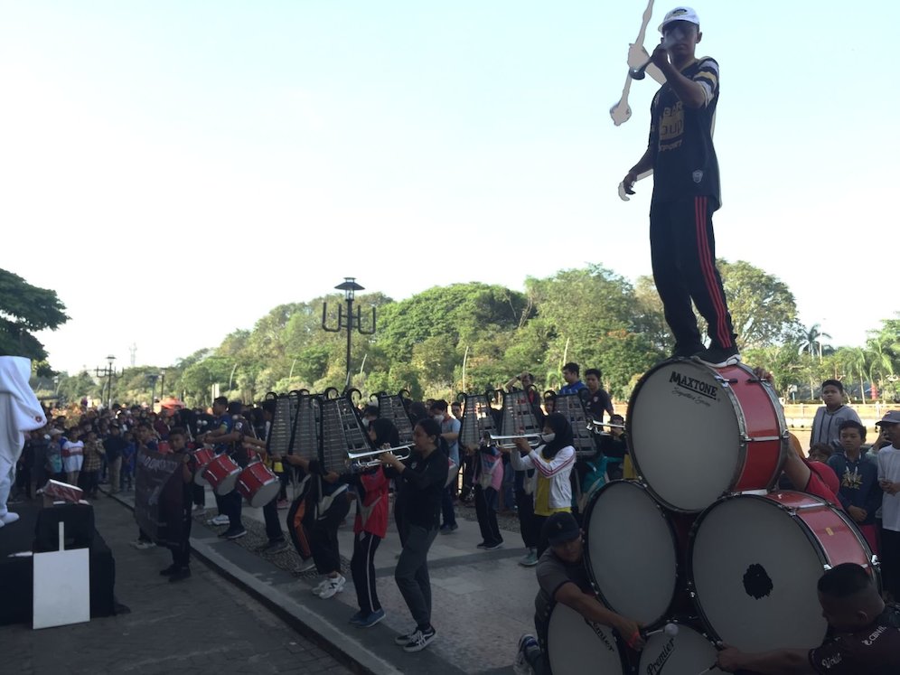Maskot Piala Dunia 2022, Laeeb di CFD Menara Pandang bersama marching band FKPPI Banjarmasin (c) SCM