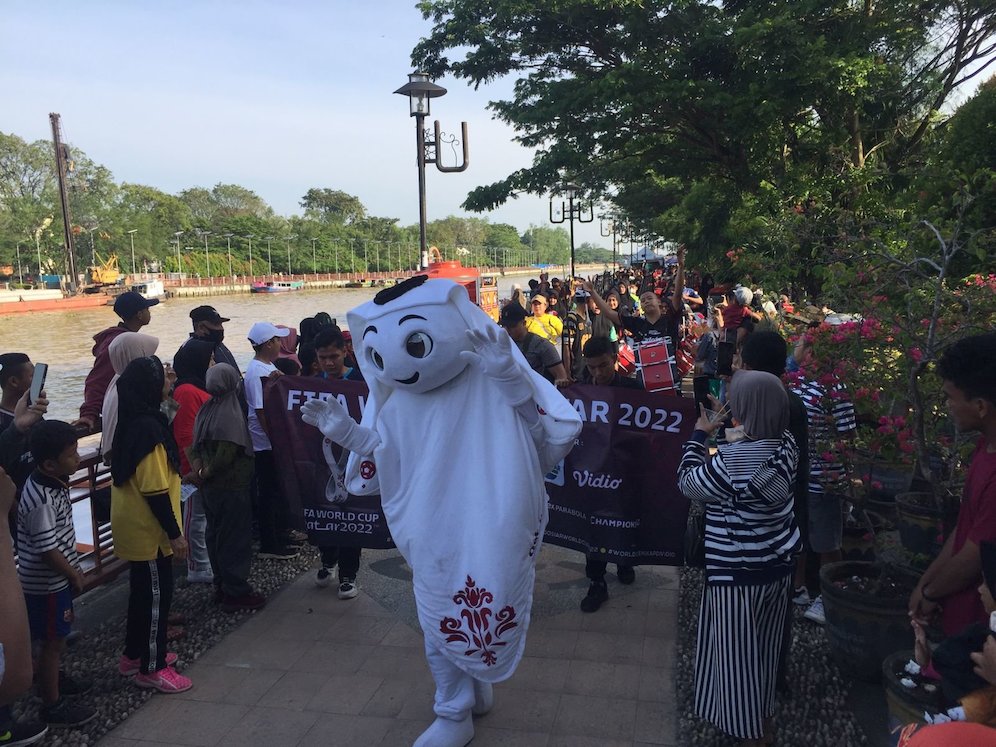 Maskot Piala Dunia 2022, Laeeb di CFD Menara Pandang bersama marching band FKPPI Banjarmasin (c) SCM
