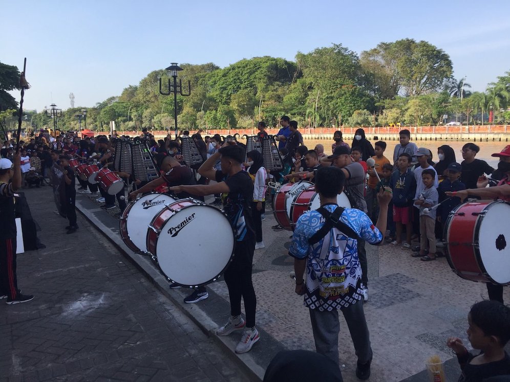 Maskot Piala Dunia 2022, Laeeb di CFD Menara Pandang bersama marching band FKPPI Banjarmasin (c) SCM