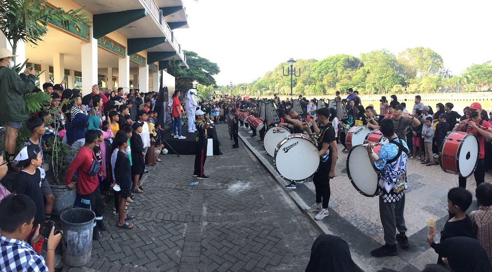 Maskot Piala Dunia 2022, Laeeb di CFD Menara Pandang bersama marching band FKPPI Banjarmasin (c) SCM
