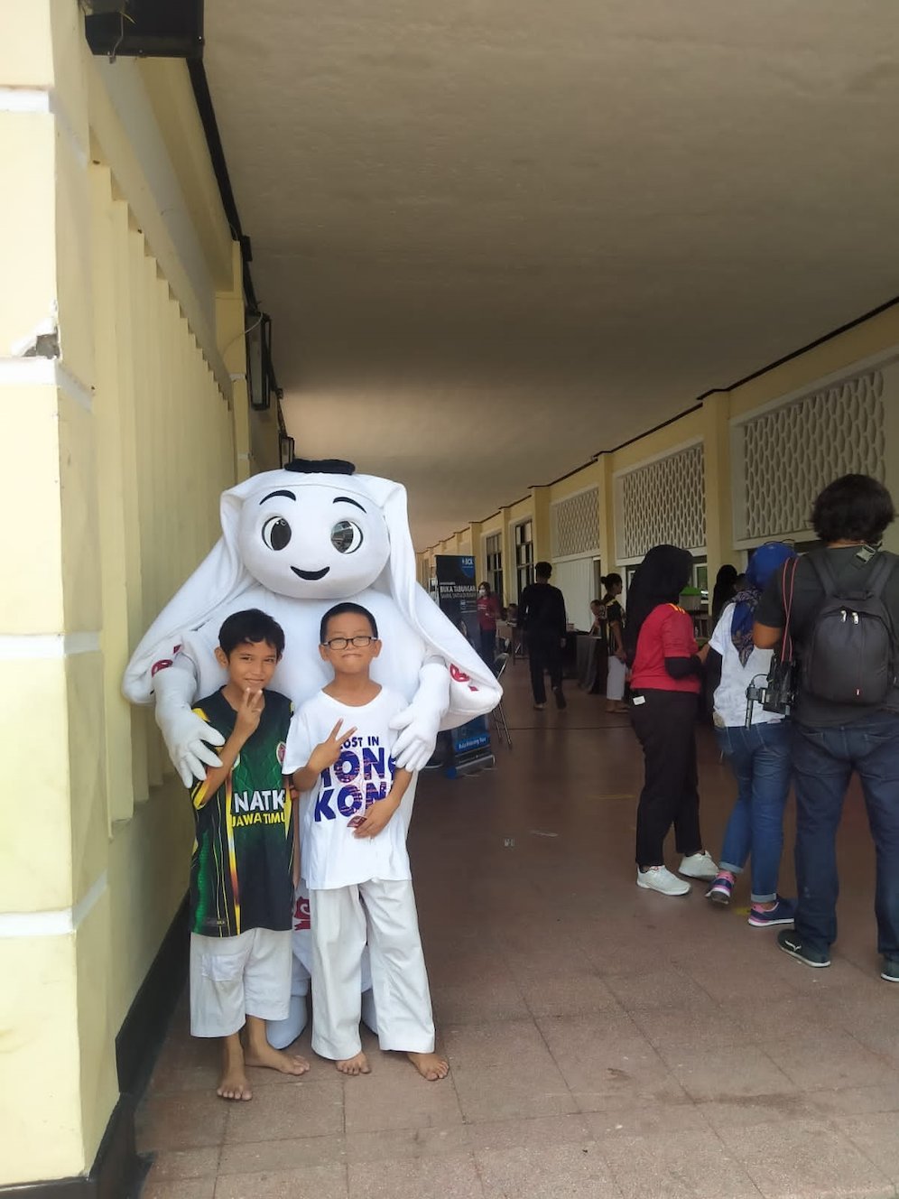 Maskot Piala Dunia 2022, Laeeb berpose bersama pengunjung di Royal Plaza Surabaya (c) SCM