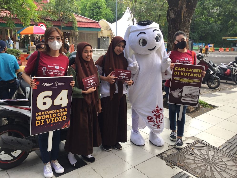 Laeeb berpose bersama pengunjung Kebun Binatang Surabaya (c) SCM