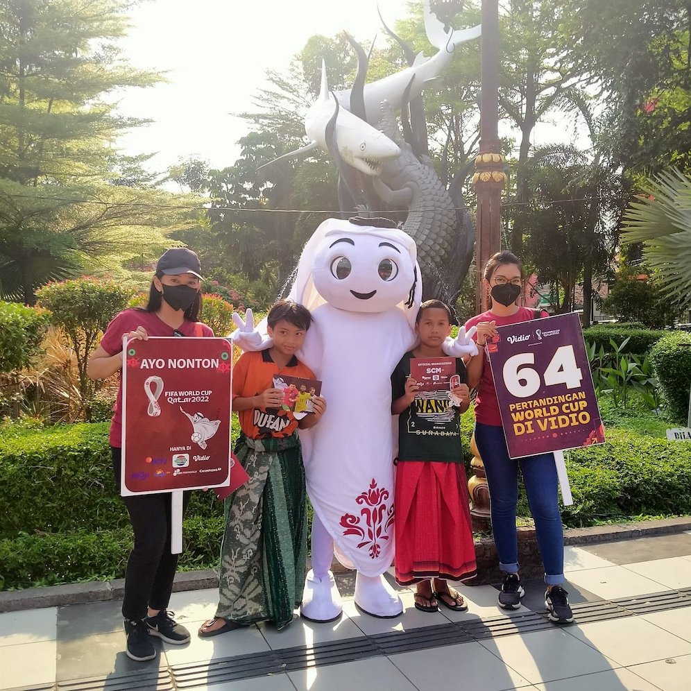 Maskot Piala Dunia 2022, Laeeb berpose bersama pengunjung di Kebun Binatang Surabaya (c) SCM