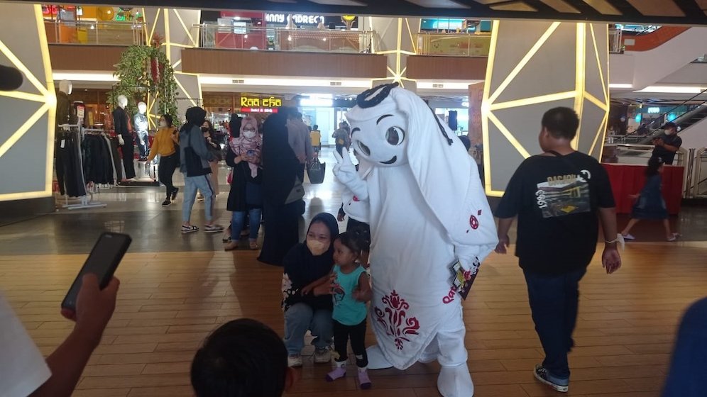 Maskot Piala Dunia 2022, Laeeb berpose bersama fans (c) SCM