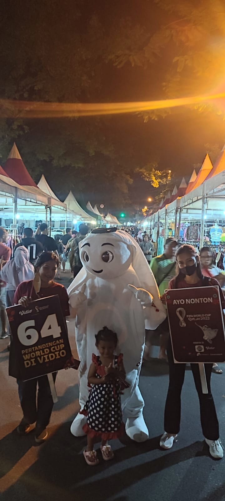 Maskot Piala Dunia 2022, Laeeb menyapa warga di Night Market Sriwedari, Solo (c) dok. SCM