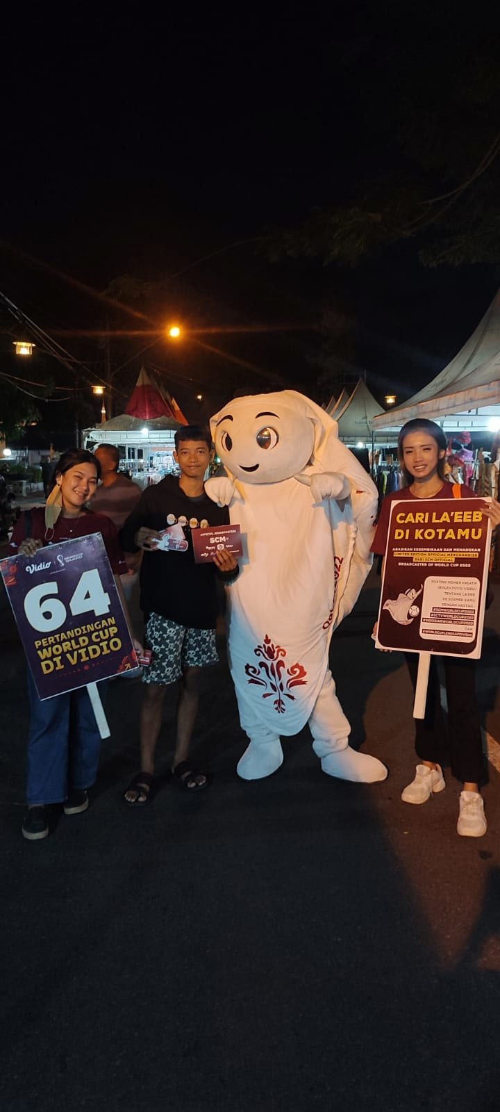 Maskot Piala Dunia 2022, Laeeb menyapa warga di Night Market Sriwedari, Solo (c) dok. SCM