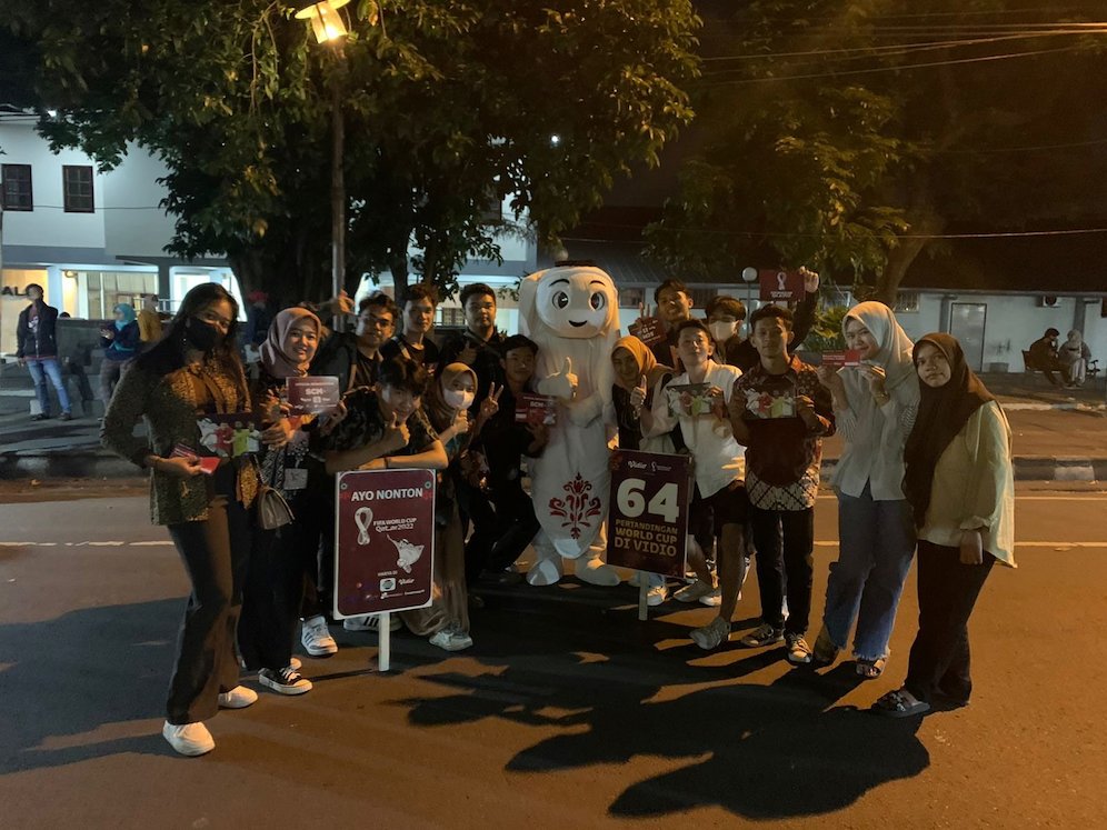 Maskot Piala Dunia 2022, Laeeb menyapa warga di Night Market Sriwedari, Solo (c) dok. SCM