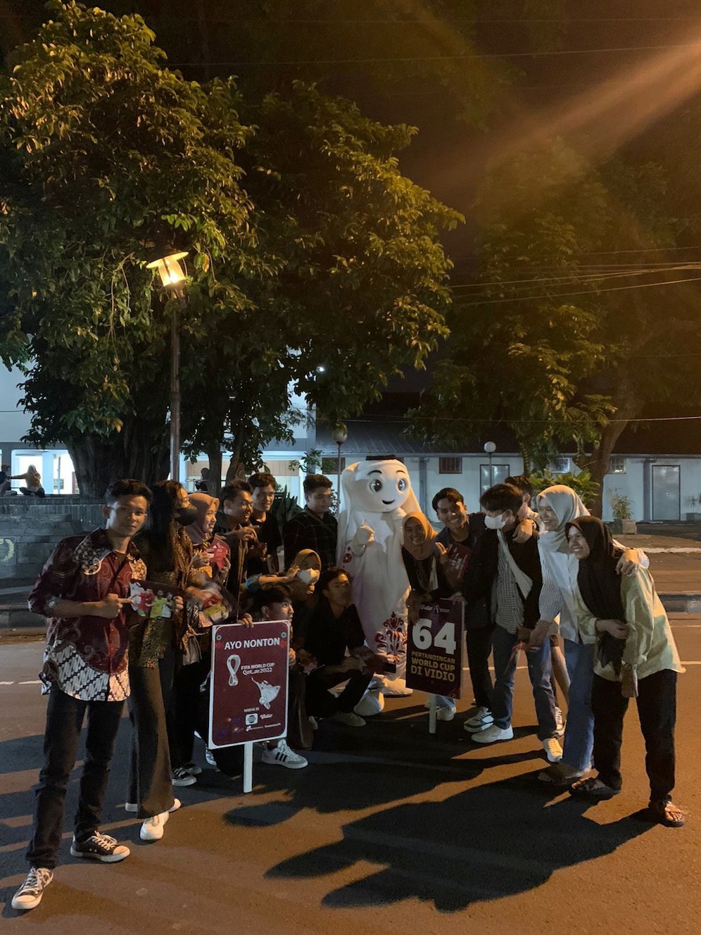 Maskot Piala Dunia 2022, Laeeb menyapa warga di Night Market Sriwedari, Solo (c) dok. SCM