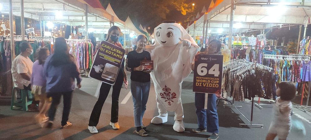 Maskot Piala Dunia 2022, Laeeb menyapa warga di Night Market Sriwedari, Solo (c) dok. SCM