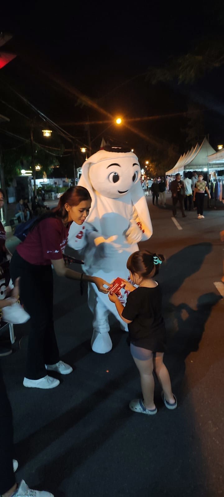 Maskot Piala Dunia 2022, Laeeb menyapa warga di Night Market Sriwedari, Solo (c) dok. SCM