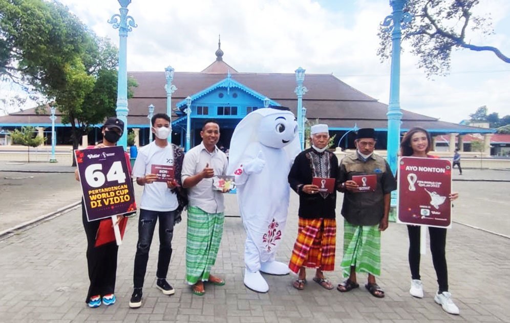 Maskot Piala Dunia 2022, Laeeb saat mengunjungi Masjid Agung Surakarta, Solo. (c) do.SCM
