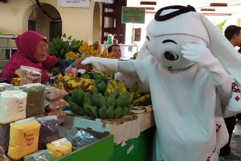 Maskot Piala Dunia 2022, Laeeb saat mengunjungi Pasar Gede, Solo. (c) dok. SCM