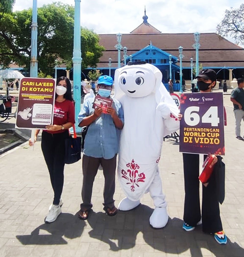 Maskot Piala Dunia 2022, Laeeb saat mengunjungi Masjid Agung Surakarta, Solo. (c) dok.SCM