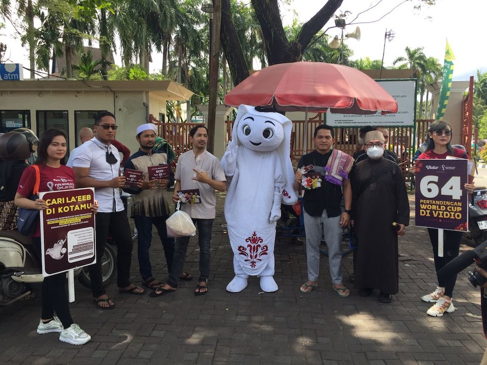 Maskot Piala Dunia 2022, La'eeb bersama Warga Banjarmasin seusai salat Jumat di Masjid Sabilal, Banjarmasin. (c) dok.SCM