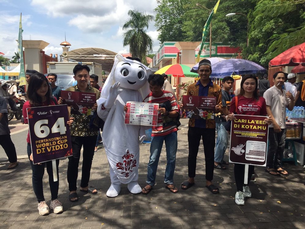 Maskot Piala Dunia 2022, La'eeb bersama Warga Banjarmasin seusai salat Jumat di Masjid Sabilal, Banjarmasin. (c) dok.SCM