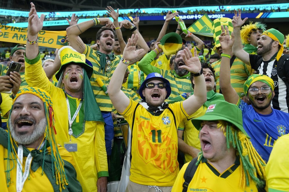 Suporter Brasil dalam laga Grup G Piala Dunia 2022 kontra Serbia pada Jumat (25/11/2022). (c) AP Photo/Andre Penner