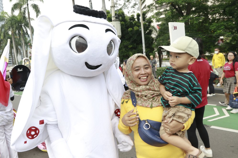 Maskot Piala Dunia 2022, Laeeb, menyapa warga Ibukota saat Car Free Day (CFD) di kawasan Sudirman, Jakarta, Minggu (06/11/2022). (c) Bola.net/M iqbal Ichsan