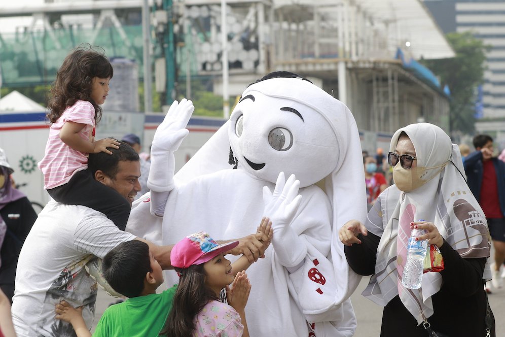 Maskot Piala Dunia 2022, Laeeb, menyapa warga Ibukota saat Car Free Day (CFD) di kawasan Sudirman, Jakarta, Minggu (06/11/2022). (c) Bola.net/M iqbal Ichsan