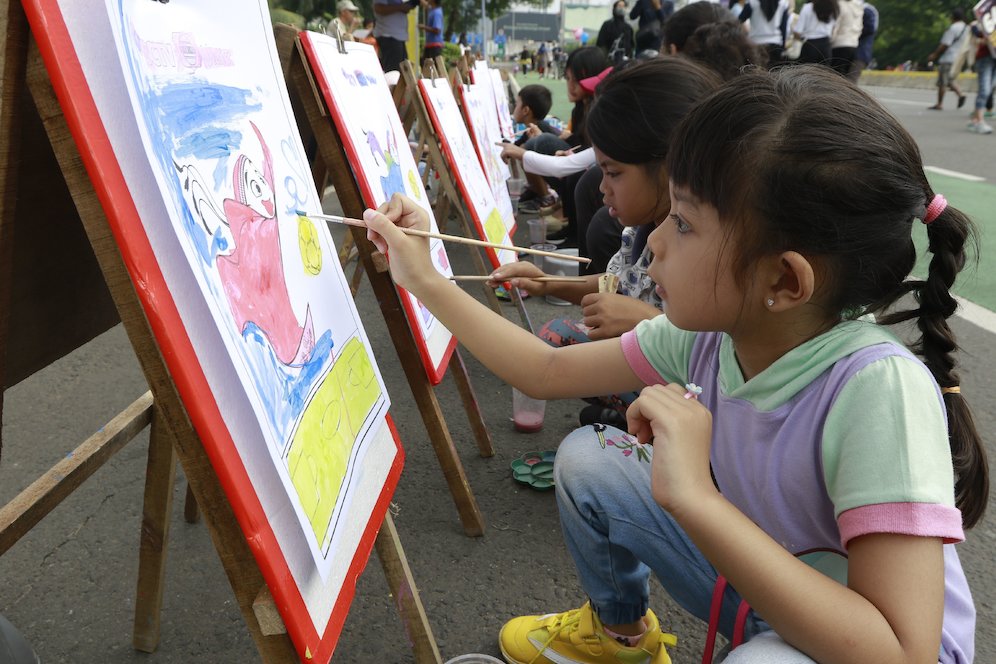 Sejumlah anak melukis maskot Piala Dunia 2022, Laeeb, saat Car Free Day (CFD) di kawasan Sudirman, Jakarta, Minggu (06/11/2022). (c) Bola.net/M iqbal Ichsan