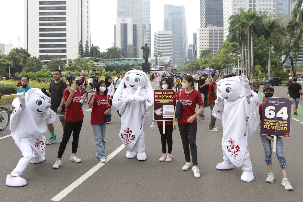 Maskot Piala Dunia 2022, Laeeb, menyapa warga Ibukota saat Car Free Day (CFD) di kawasan Sudirman, Jakarta, Minggu (06/11/2022). (c) Bola.net/M iqbal Ichsan