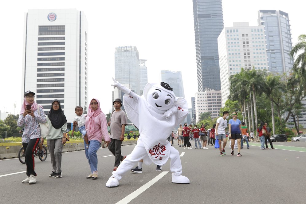 Maskot Piala Dunia 2022, Laeeb, menyapa warga Ibukota saat Car Free Day (CFD) di kawasan Sudirman, Jakarta, Minggu (06/11/2022). (c) Bola.net/M iqbal Ichsan