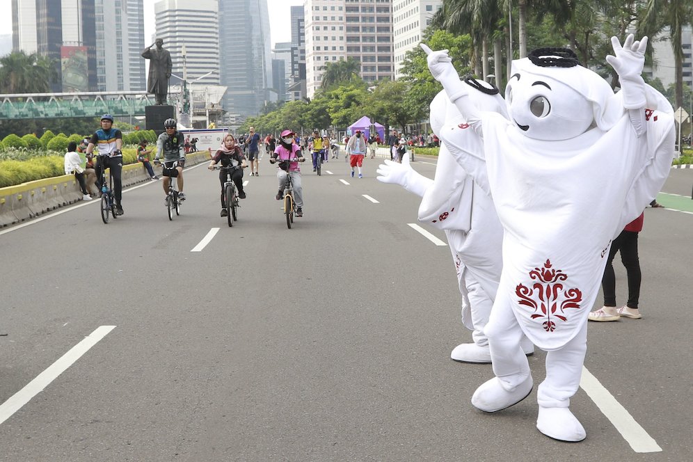 Maskot Piala Dunia 2022, Laeeb, menyapa warga Ibukota saat Car Free Day (CFD) di kawasan Sudirman, Jakarta, Minggu (06/11/2022). (c) Bola.net/M iqbal Ichsan