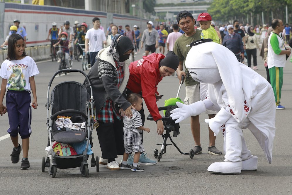 Maskot Piala Dunia 2022, Laeeb, menyapa warga Ibukota saat Car Free Day (CFD) di kawasan Sudirman, Jakarta, Minggu (06/11/2022). (c) Bola.net/M iqbal Ichsan