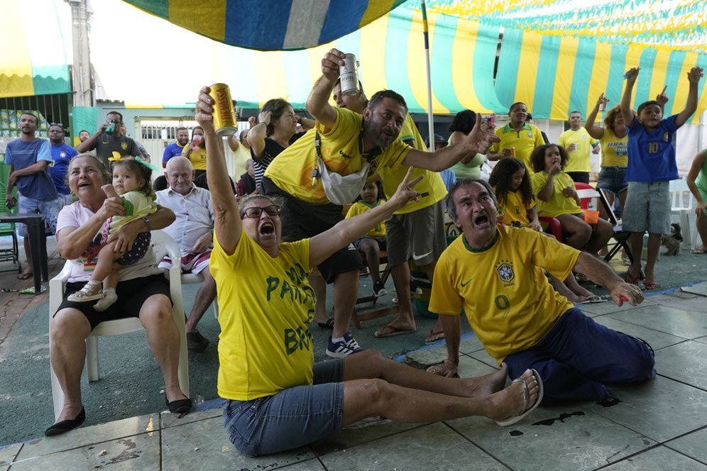 Suporter Brasil dalam laga Grup G Piala Dunia 2022 kontra Serbia pada Jumat (25/11/2022). (c) AP Photo/Eraldo Peres