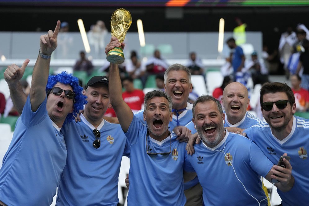 Suporter Uruguay dalam laga Grup H Piala Dunia 2022 kontra Korea Selatan pada Kamis (24/11/2022). (c) AP Photo/Frank Augstein