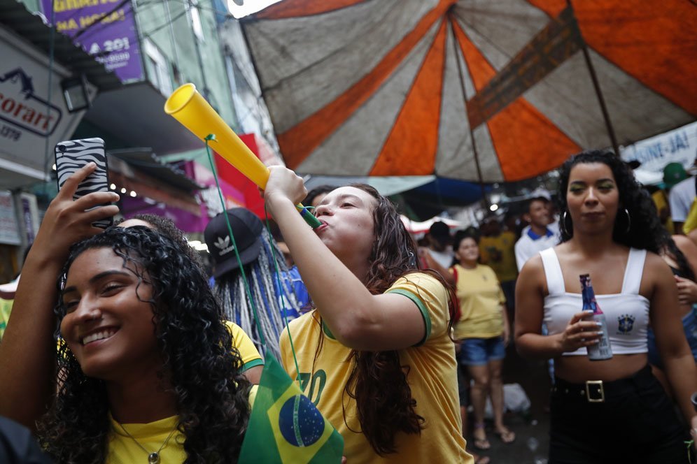 Suporter Brasil dalam laga Grup G Piala Dunia 2022 kontra Serbia pada Jumat (25/11/2022). (c) AP Photo/Bruna Prado