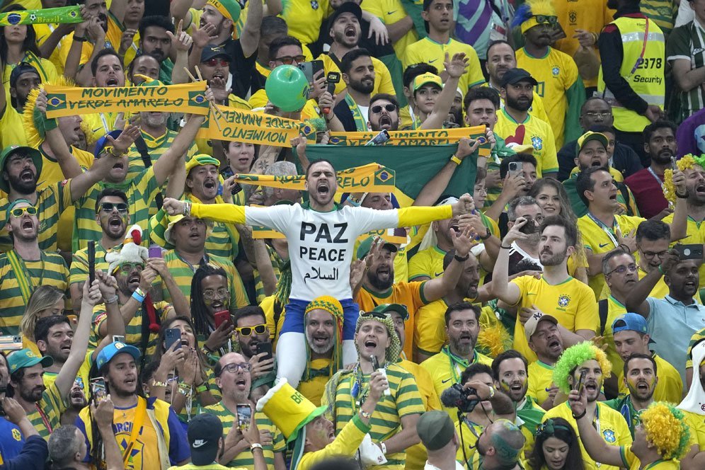 Suporter Brasil dalam laga Grup G Piala Dunia 2022 kontra Serbia pada Jumat (25/11/2022). (c) AP Photo/Natacha Pisarenko