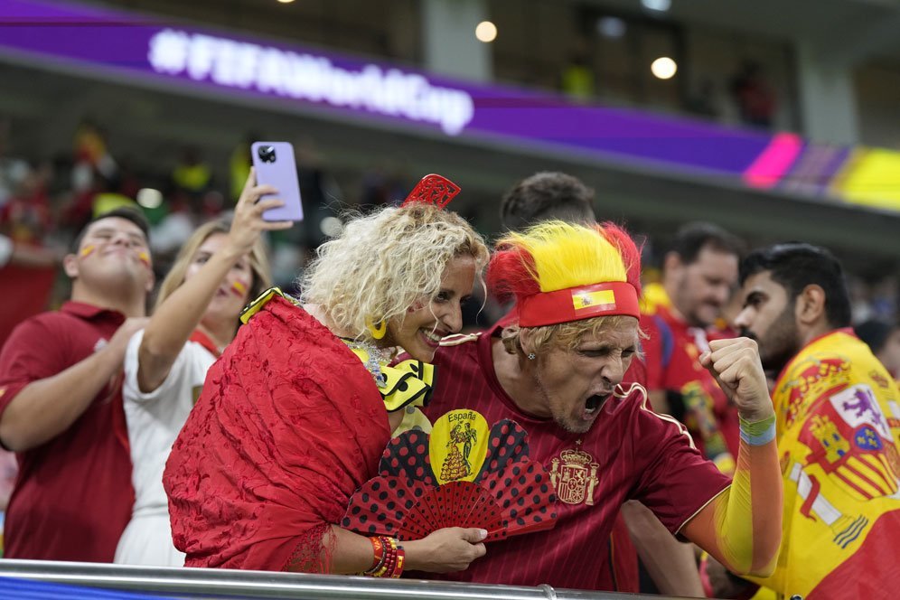 Suporter Spanyol dalam laga kontra Kosta Rika di Piala Dunia 2022 Qatar pada Kamis (23/11/2022). (c) /Alessandra Tarantino