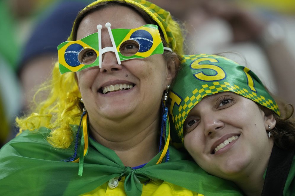 Suporter Brasil dalam laga Grup G Piala Dunia 2022 kontra Serbia pada Jumat (25/11/2022). (c) AP Photo/Themba Hadebe