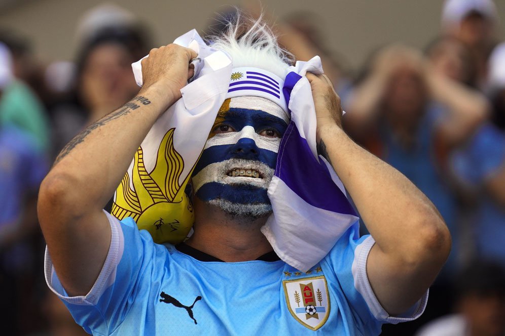 Pendukung Uruguay dalam laga kedua Grup H kontra Portugal di Piala Dunia 2022 Qatar pada Selasa (29/11/2022). (c) AP Photo/Matilde Campodonico