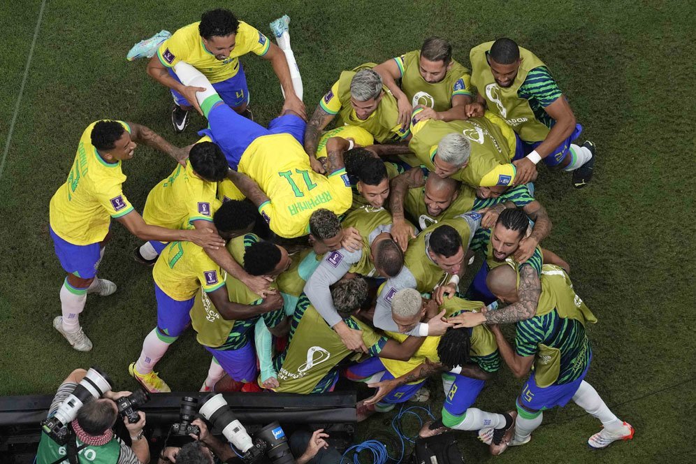 Suporter Brasil dalam laga Grup G Piala Dunia 2022 kontra Serbia pada Jumat (25/11/2022). (c) AP Photo/Thanassis Stavrakis