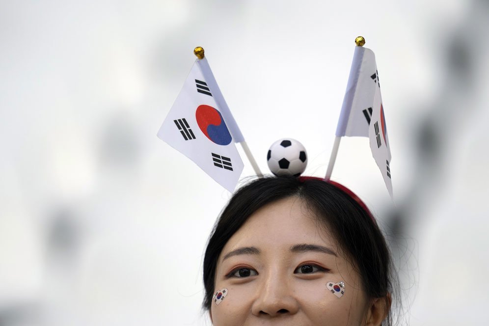 Suporter Korea Selatan dalam laga Grup H Piala Dunia 2022 kontra Uruguay pada Kamis (24/11/2022). (c) AP Photo/Lee Jin-man