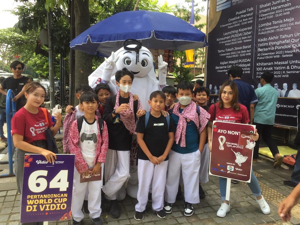 Seperti di kota-kota lainnya, anak-anak sangat antusias bertemu dengan maskot imut ini (c) SCM