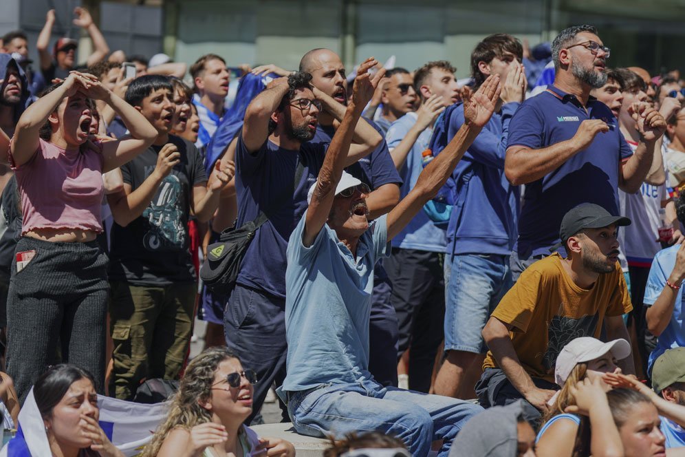 Suporter Uruguay nobar di Montevideo dalam laga Grup H Piala Dunia 2022 kontra Korea Selatan pada Kamis (24/11/2022). (c) AP Photo/Matilde Campodonico