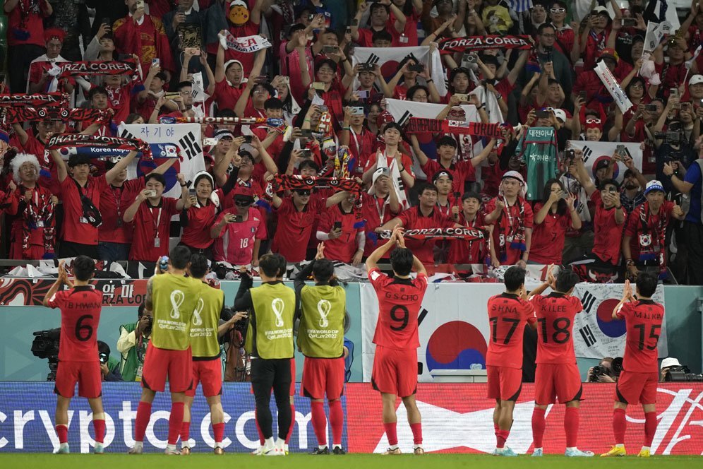 Suporter Korea Selatan dalam laga Grup H Piala Dunia 2022 kontra Uruguay pada Kamis (24/11/2022). (c) AP Photo/Frank Augstein