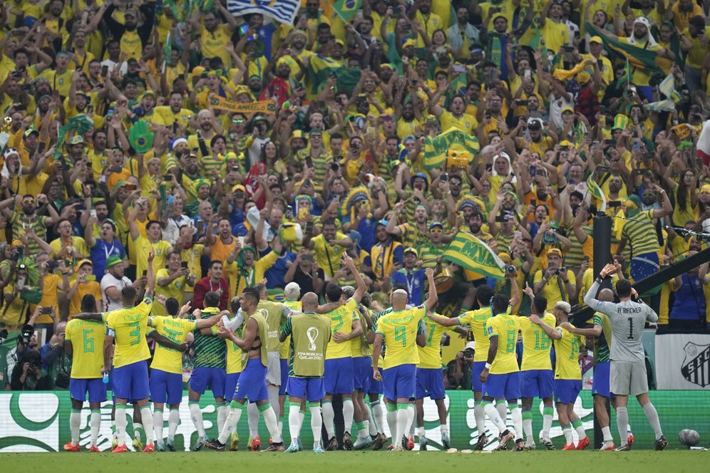 Suporter Brasil dalam laga Grup G Piala Dunia 2022 kontra Serbia pada Jumat (25/11/2022). (c) AP Photo/Natacha Pisarenko