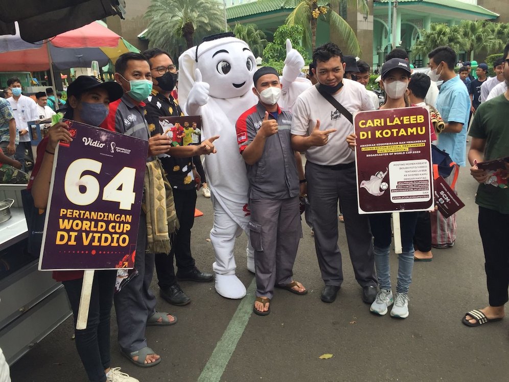 Tidak hanya anak-anak dan kaum muda, Bapak-bapak juga pada antusias loh berfoto bareng Laeeb (c) SCM